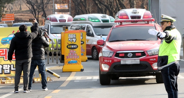 14일 오전 폭발사고가 발생해 사상자가 발생한 대전 유성구 한화 대전공장에서 119구급차량이 줄지어 나오고 있다. [사진출처=연합뉴스]