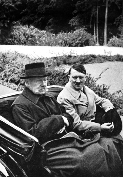 1930년대 초 아돌프 히틀러(오른쪽)가 힌덴부르크 대통령과 함게 자동차를 타고 있는 모습. [사진=도서출판 플래닛미디어] 