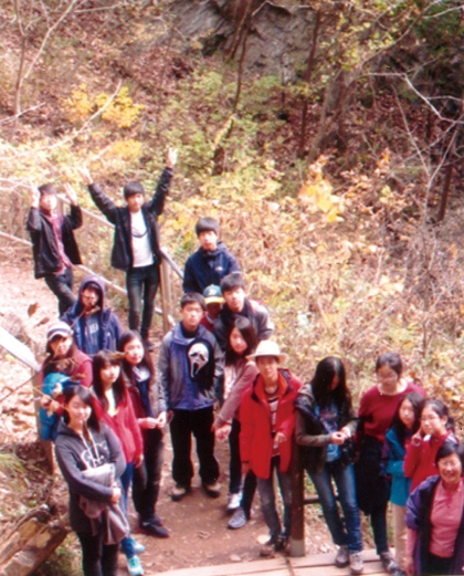 8학년 마침여행 떄 단양 온달산성에 오른 아이들의 모습. [사진=도서출판 책숲] 