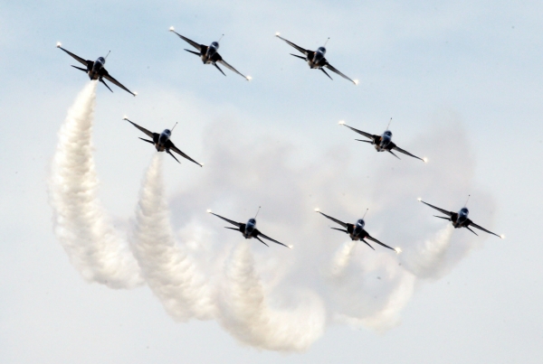 지난해 공군 창군 70주년을 맞아 9월 25일 강릉시 공군 제18전투비행단에서 블랙 이글스가 에어쇼를 펼치고 있다. [사진=연합뉴스]
