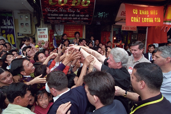 2000년 11월 18일 베트남을 방문한 미국 클린턴 대통령을 시민들이 환영하고 있다. [사진=도서출판 너머학교] 