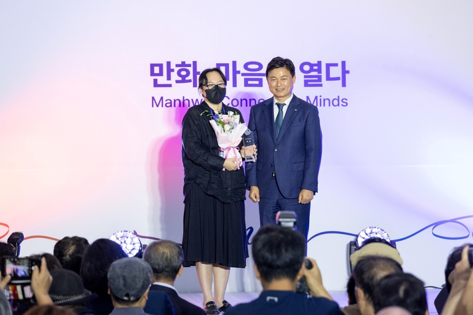 지난 15일 경기 부천 한국만화박물관 로비에서 열린 부천국제만화축제 개막식에서 ㅇ도박 중독자의 가족ㅇ 이하진 작가가 대상을 수상하고 있다.