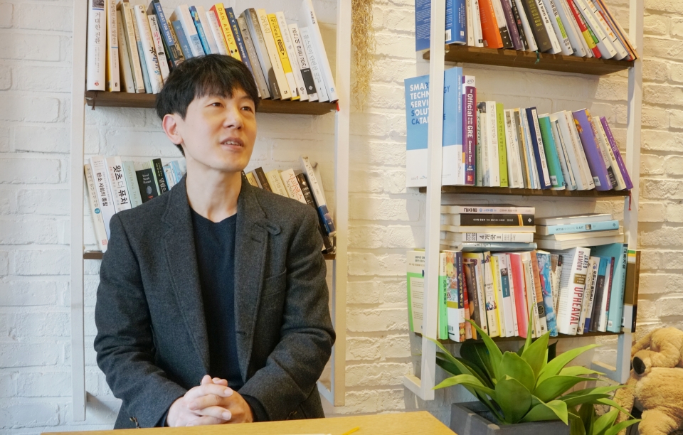 지난 23일 서울 양재동에 있는 한 카페에서 위근우 작가가 독서신문과 인터뷰하고 있다.