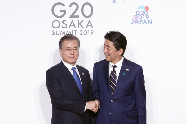 지난달 28일 일본 오사카에서 열린 G20 정상회의 공식환영식에서 문재인 대통령이 의장국인 일본 아베 신조 총리와 기념촬영하고 있다. [사진=연합뉴스]