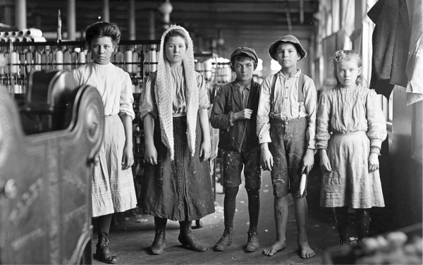 1908년 미국 남부의 방적공장에서 일하는 아이들. 미국에서는 영국보다 아동노동의 법적규제가 수십 년이나 늦어 20기 초에도 이런 모습을 흔히 볼 수 있었다. [사진=도서출판 궁리] 