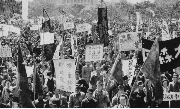 1946년 5월 식량 메이데이. '식량위기돌파 국민대회'가 인민광장(황거 앞 광장)에서 열렸다. 전쟁 후 심각한 식량 위기가 찾아왔다. [사진=소명출판]