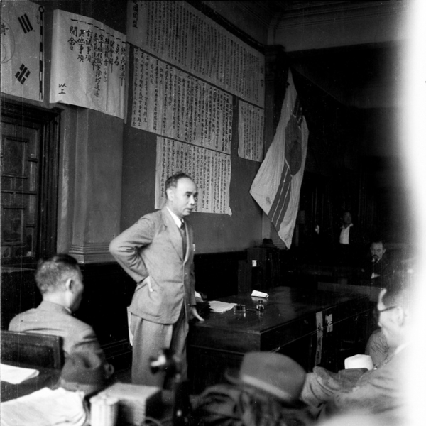 1945년 8월 16일 서울 YMCA 강당에서 열린 건국준비위원회 발족식에서 연설하는 여운형. [사진=도서출판 너머학교] 