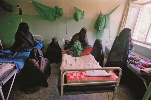 카불의 여성병원에서 아프가니스탄 여성들이 얼굴을 가리고 있다. 2000년 5월. [사진=도서출판 문학동네] 